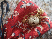 Load image into Gallery viewer, Gold Camea necklace